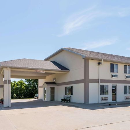 Super 8 By Wyndham Beloit Hotel Bagian luar foto