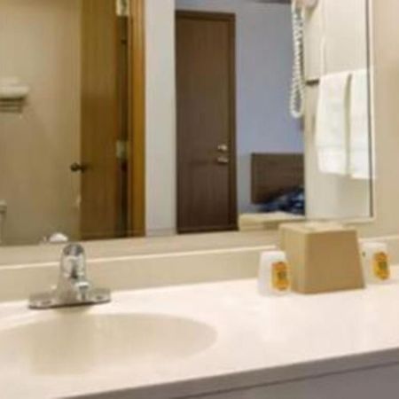 Super 8 By Wyndham Beloit Hotel Bagian luar foto