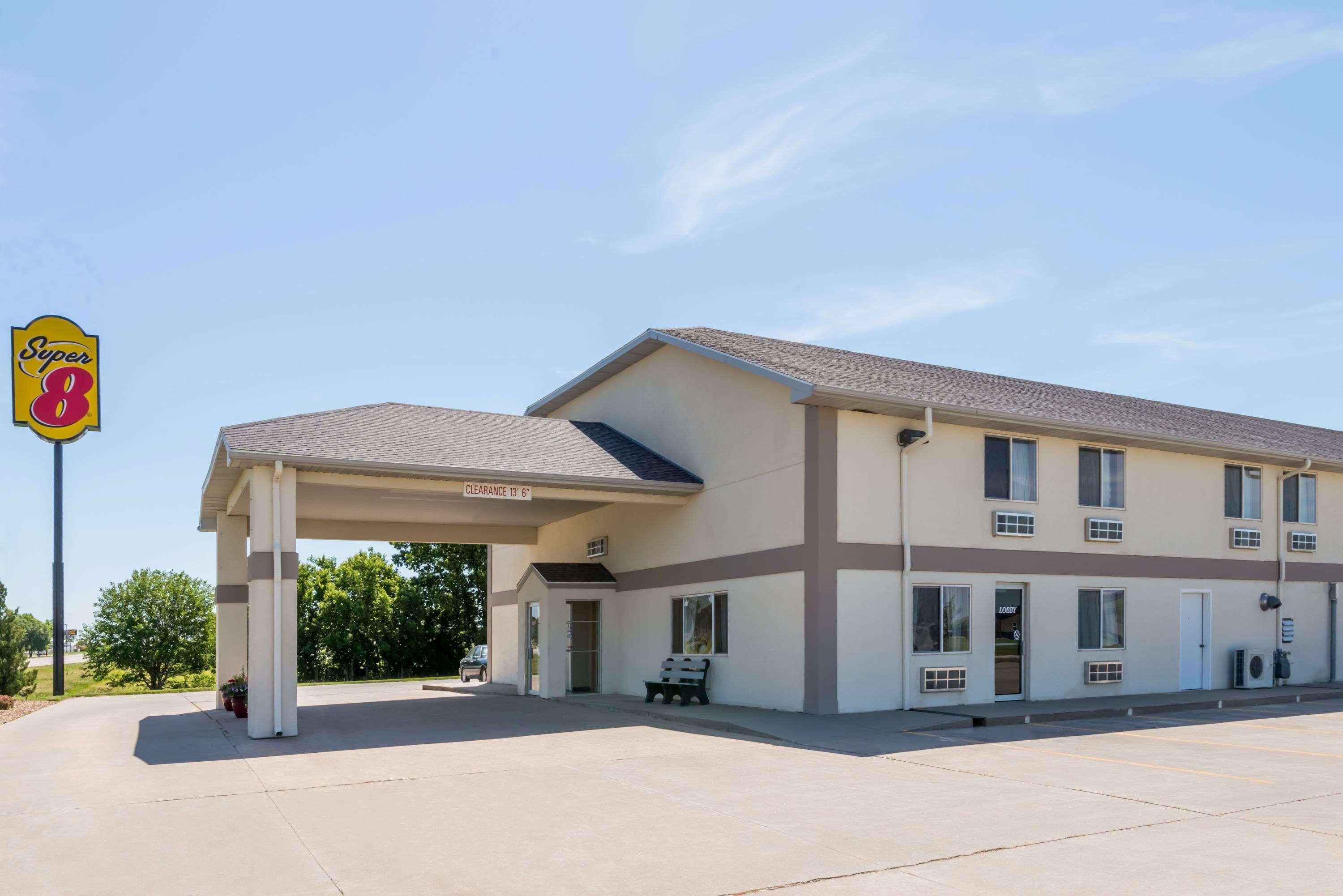 Super 8 By Wyndham Beloit Hotel Bagian luar foto