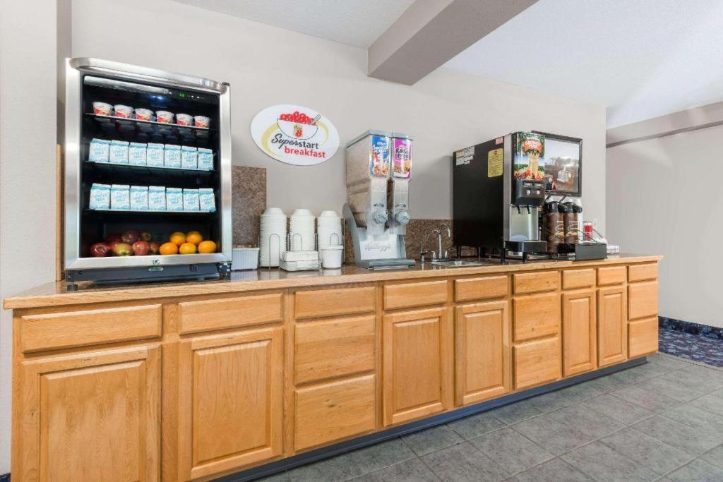 Super 8 By Wyndham Beloit Hotel Bagian luar foto