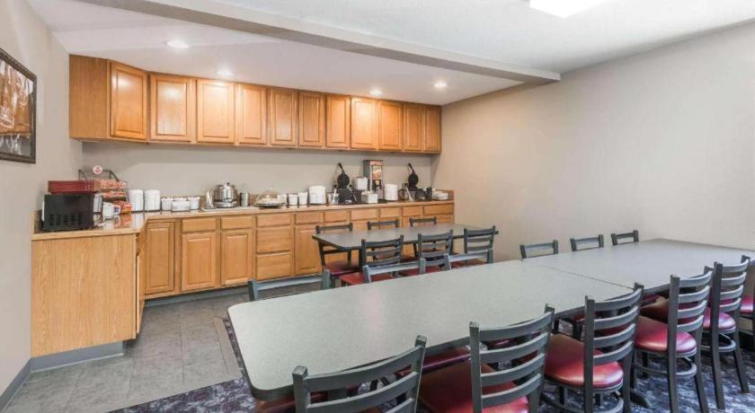 Super 8 By Wyndham Beloit Hotel Bagian luar foto