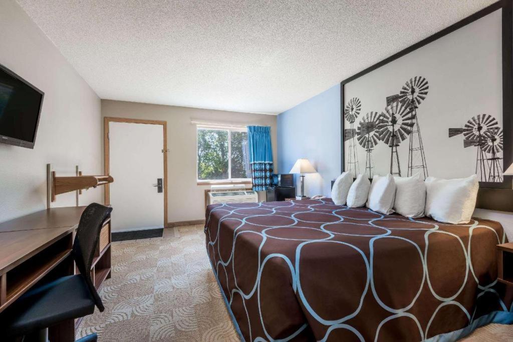 Super 8 By Wyndham Beloit Hotel Bagian luar foto