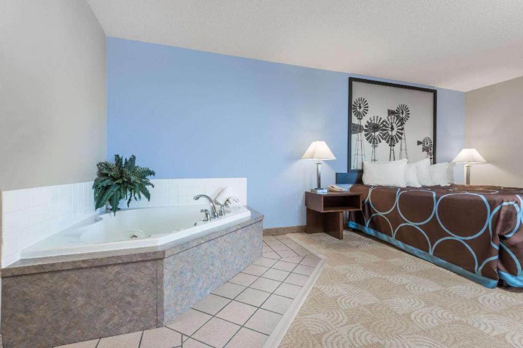 Super 8 By Wyndham Beloit Hotel Bagian luar foto