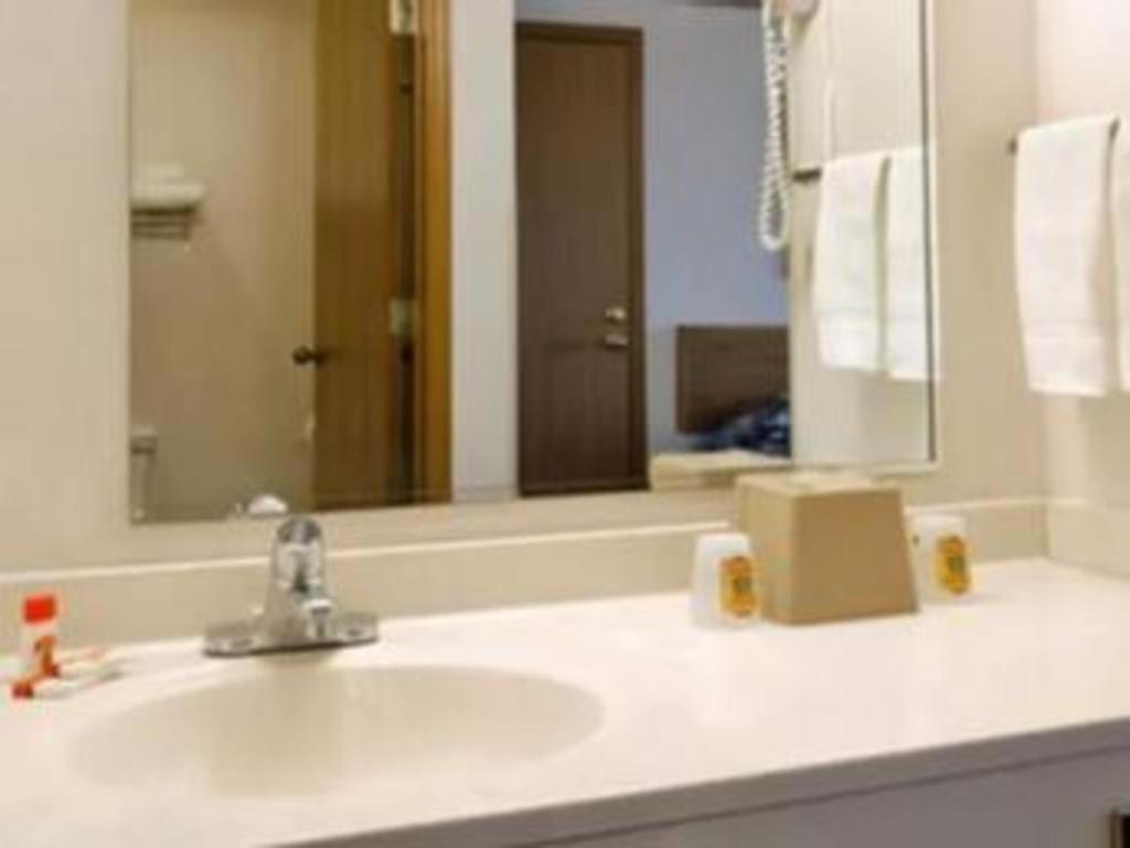 Super 8 By Wyndham Beloit Hotel Bagian luar foto