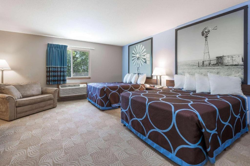 Super 8 By Wyndham Beloit Hotel Bagian luar foto