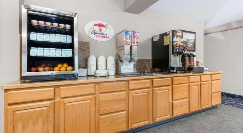 Super 8 By Wyndham Beloit Hotel Bagian luar foto